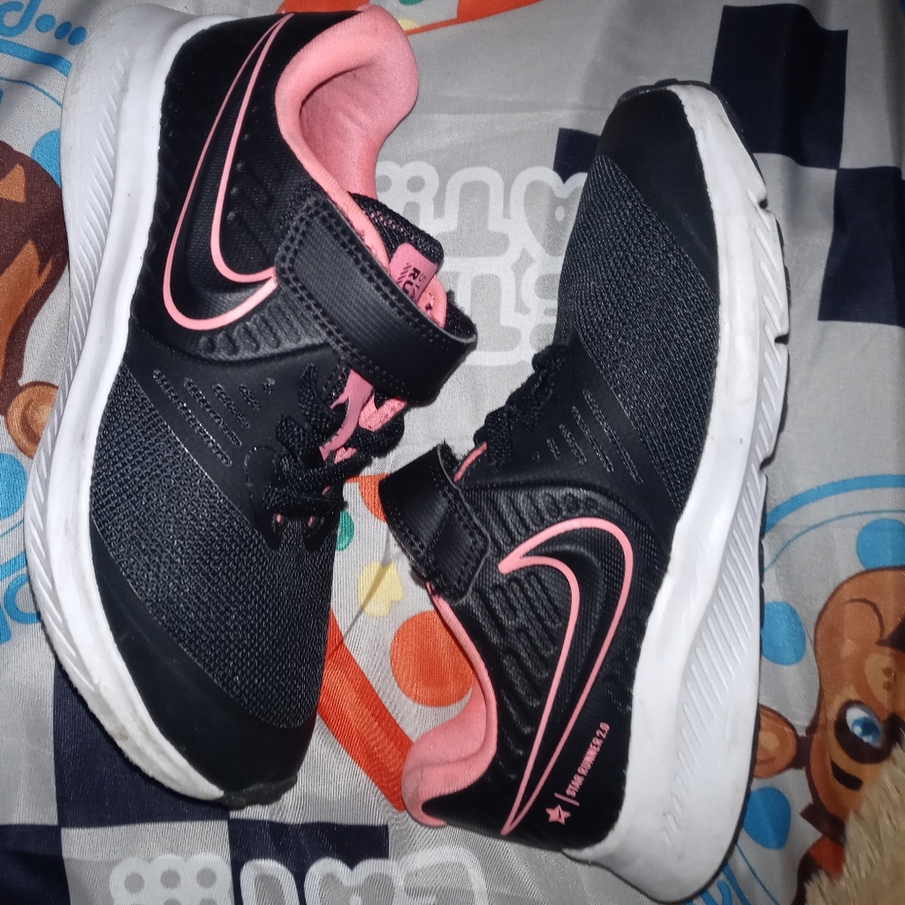 Girls Nike 12c pink blk strap shoe